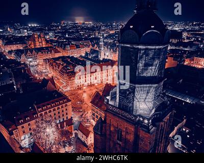 Vue panoramique aérienne de nuit dans le centre de la vieille ville, place du marché de Wroclaw (allemand : Breslau) - ville dans le sud-ouest de la Pologne, région historique Banque D'Images