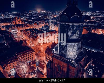 Vue panoramique aérienne de nuit dans le centre de la vieille ville, place du marché de Wroclaw (allemand : Breslau) - ville dans le sud-ouest de la Pologne, région historique Banque D'Images