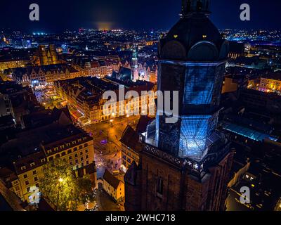 Vue panoramique aérienne de nuit dans le centre de la vieille ville, place du marché de Wroclaw (allemand : Breslau) - ville dans le sud-ouest de la Pologne, région historique Banque D'Images