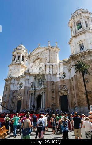 Foule devant la cathédrale de Cadix, cathédrale de la Sainte Croix sur la mer, Semana Santa, Cadix, Espagne Banque D'Images