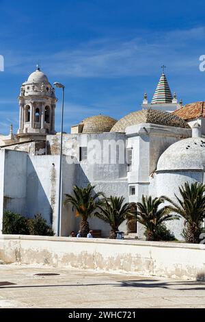 Vue sur le dôme et les clochers de la cathédrale de Cadix, cathédrale de la Sainte Croix au-dessus de la mer, Cadix, Andalousie, Espagne, Europe Banque D'Images