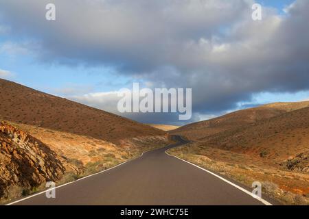 Route bien développée dans le centre de Fuerteventura, Canaries, Espagne Banque D'Images