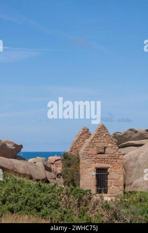 Ruine d'un vieux magasin de poudre (poudre à canon), chemin des douaniers, chemin des douaniers près de Ploumanach, Côte de granit Rose, Bretagne, France Banque D'Images