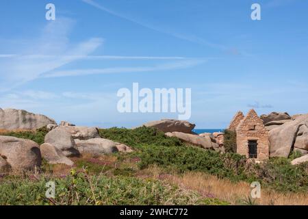 Ruine d'un vieux magasin de poudre (poudre à canon), chemin des douaniers, chemin des douaniers près de Ploumanach, Côte de granit Rose, Bretagne, France Banque D'Images