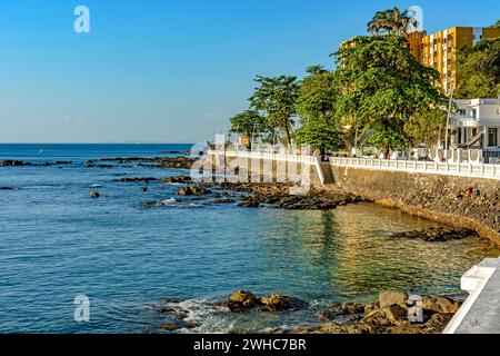 Quartier Porto da Barra front de mer dans la ville de Salvador à Bahia avec ses bâtiments face à la mer, Salvador, Bahia, Brésil Banque D'Images