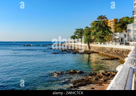 Front de mer de la ville de Salvador à Bahia dans le quartier de Porto da Barra avec ses bâtiments face à la mer, Salvador, Bahia, Brésil Banque D'Images