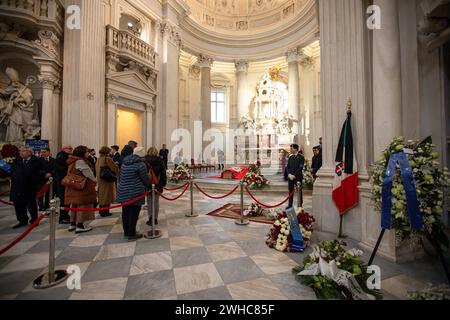 Turin, Italie. 11 octobre 2023. Des membres du public arrivent pour pleurer la perte de S.S.R. Vittorio Emanuele de Savoie à la chapelle Sant'uberto au Palais Roal de Venaria à Turin, Italie, le 9 février 2024 ; photo de Marco Piovanotto/ABACAPRESS.COM crédit : Abaca Press/Alamy Live News Banque D'Images