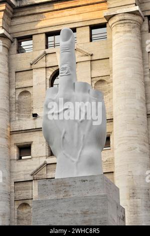 Sculpture choc, main en marbre, doigt en marbre, à la Bourse de Milan, Milan, Italie Banque D'Images