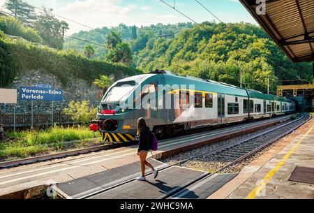 Vue des quais de la gare de Varenna-Esino Porledo à Perledo, sur la voie ferrée de TiranäLecco en Lombardie, dans le nord de l'Italie Banque D'Images