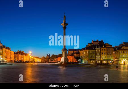 La place du château royal et la colonne du roi Sigismunds dans la ville de Varsovie la nuit, Pologne Banque D'Images