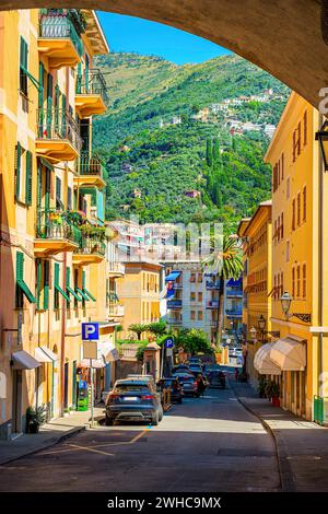 Rue dans l'ancien village de pêcheurs de Bogliasco dans le sud, Italie Banque D'Images