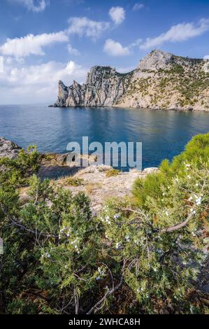 Côte sud-est de la Crimée, Mont Karaul-Oba et Robbery Bay, eau bleue et ciel. Banque D'Images