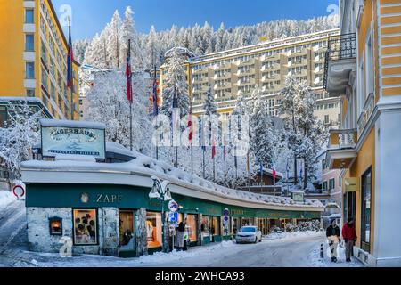 Rue principale d'hiver dans le centre-ville avec magasins et hôtels, Bad Gastein, vallée de Gastein, parc national Hohe Tauern, province de Salzbourg, Autriche Banque D'Images