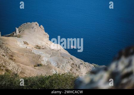 Voyage à la mystérieuse partie de la majestueuse chaîne de montagnes volcaniques de Karadag dans l'est de la Crimée, sur une rive de la mer Noire. Banque D'Images