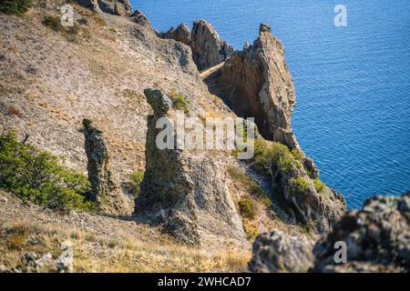 Partie mystérieuse de la majestueuse chaîne de montagnes volcaniques de Karadag en Crimée orientale, sur une rive de la mer Noire. Banque D'Images