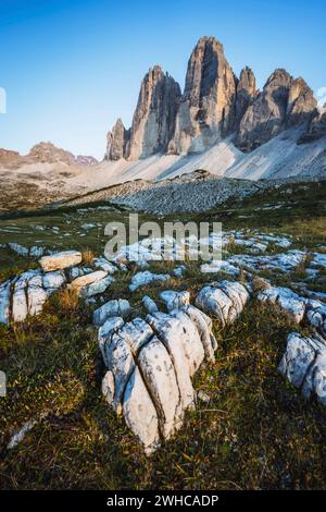 Superbe vue aérienne de Tre Cime di Lavaredo au coucher du soleil, Dolomites, Italie. Banque D'Images