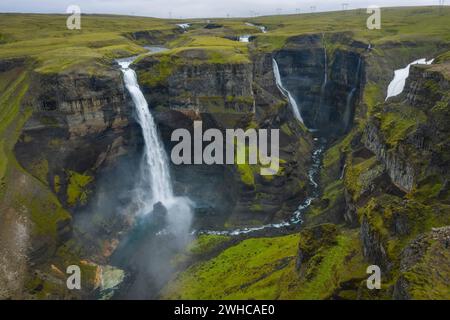 Gorge avec cascade de Granni. Cascade dans une gorge étroite dans la vallée de Thjorsardalur en Islande. Banque D'Images