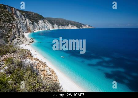 Plage isolée et cachée de Fteri dans l'île de Kefalonia, Grèce, Europe. Banque D'Images