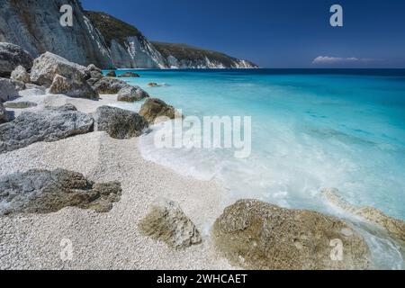 Plage isolée et cachée de Fteri dans l'île de Keflaonia, Grèce, Europe. Banque D'Images