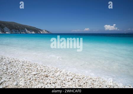 Plage isolée et cachée de Fteri dans l'île de Keflaonia, Grèce, Europe. Banque D'Images