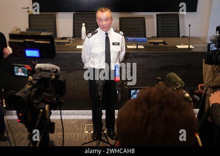 Commandant Jon Savell s'adressant aux médias à Scotland Yard à Londres. Le suspect d'attaque alcaline Abdul Ezedi est soupçonné d'être «entré» dans la Tamise, a déclaré la police métropolitaine. Date de la photo : vendredi 9 février 2024. Banque D'Images