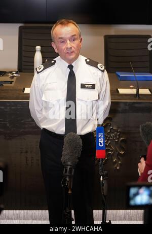 Commandant Jon Savell s'adressant aux médias à Scotland Yard à Londres. Le suspect d'attaque alcaline Abdul Ezedi est soupçonné d'être «entré» dans la Tamise, a déclaré la police métropolitaine. Date de la photo : vendredi 9 février 2024. Banque D'Images