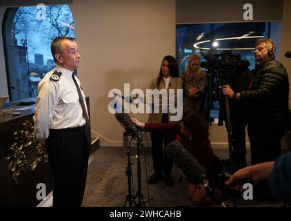 Commandant Jon Savell s'adressant aux médias à Scotland Yard à Londres. Le suspect d'attaque alcaline Abdul Ezedi est soupçonné d'être «entré» dans la Tamise, a déclaré la police métropolitaine. Date de la photo : vendredi 9 février 2024. Banque D'Images