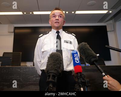 Commandant Jon Savell s'adressant aux médias à Scotland Yard à Londres. Le suspect d'attaque alcaline Abdul Ezedi est soupçonné d'être «entré» dans la Tamise, a déclaré la police métropolitaine. Date de la photo : vendredi 9 février 2024. Banque D'Images