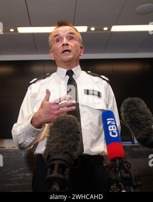 Commandant Jon Savell s'adressant aux médias à Scotland Yard à Londres. Le suspect d'attaque alcaline Abdul Ezedi est soupçonné d'être «entré» dans la Tamise, a déclaré la police métropolitaine. Date de la photo : vendredi 9 février 2024. Banque D'Images