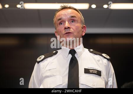 Commandant Jon Savell s'adressant aux médias à Scotland Yard à Londres. Le suspect d'attaque alcaline Abdul Ezedi est soupçonné d'être «entré» dans la Tamise, a déclaré la police métropolitaine. Date de la photo : vendredi 9 février 2024. Banque D'Images