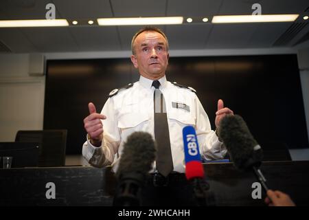 Commandant Jon Savell s'adressant aux médias à Scotland Yard à Londres. Le suspect d'attaque alcaline Abdul Ezedi est soupçonné d'être «entré» dans la Tamise, a déclaré la police métropolitaine. Date de la photo : vendredi 9 février 2024. Banque D'Images