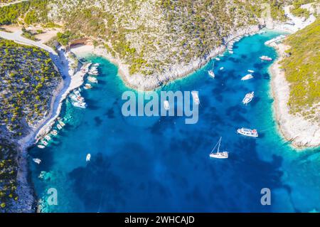 Vue aérienne de Porto Vromi avec de nombreux bateaux de pêche et de plaisance touristiques dans la baie bleue.Zakynthos - île de Zante, Grèce. Banque D'Images