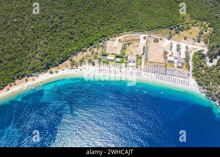 Vue aérienne de la plage ensoleillée d'Antisamos sur l'île de Kefalonia, mer Ionienne en été, Grèce.Concept de vacances de voyage. Banque D'Images