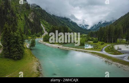 Vue panoramique aérienne de la montagne sauvage rivière dans la vallée de Stubai, Autriche. Banque D'Images