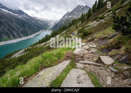 Belle vue sur Schlegeis Stausee sur le sentier de randonnée de montagne.Zillertal, Autriche, Europe. Banque D'Images