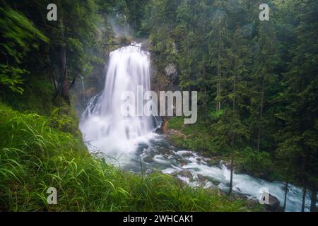 La cascade de Gollinger en Autriche le jour des pluies. Banque D'Images