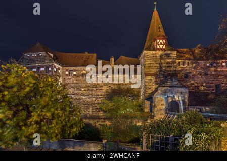 Wenzelburg ou Laufer Kaiserburg, illuminé la nuit, reconstruit par l'empereur Charles IV en 1556, Schlossinsel 1, Lauf an der Pegnitz, moyenne Franconie Banque D'Images