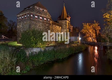 Château de Wenzelburg ou Laufer Kaiserburg illuminé la nuit, reconstruit par l'empereur Charles IV en 1556, Schlossinsel 1, Lauf an der Pegnitz, moyen Banque D'Images