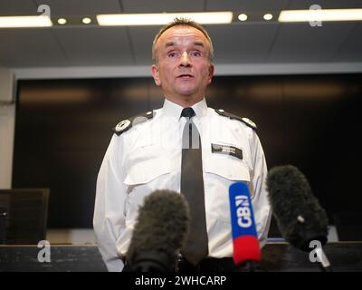 Commandant Jon Savell s'adressant aux médias à Scotland Yard à Londres. Le suspect d'attaque alcaline Abdul Ezedi est soupçonné d'être «entré» dans la Tamise, a déclaré la police métropolitaine. Date de la photo : vendredi 9 février 2024. Banque D'Images