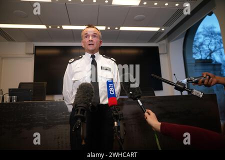 Commandant Jon Savell s'adressant aux médias à Scotland Yard à Londres. Le suspect d'attaque alcaline Abdul Ezedi est soupçonné d'être «entré» dans la Tamise, a déclaré la police métropolitaine. Date de la photo : vendredi 9 février 2024. Banque D'Images