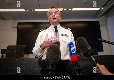 Commandant Jon Savell s'adressant aux médias à Scotland Yard à Londres. Le suspect d'attaque alcaline Abdul Ezedi est soupçonné d'être «entré» dans la Tamise, a déclaré la police métropolitaine. Date de la photo : vendredi 9 février 2024. Banque D'Images