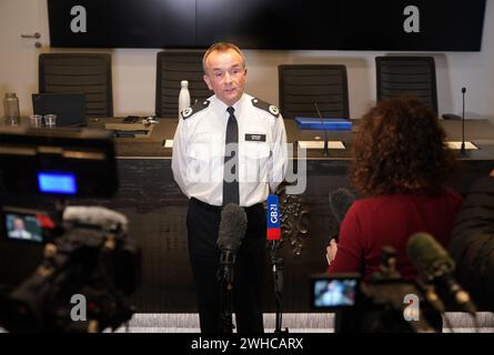 Commandant Jon Savell s'adressant aux médias à Scotland Yard à Londres. Le suspect d'attaque alcaline Abdul Ezedi est soupçonné d'être «entré» dans la Tamise, a déclaré la police métropolitaine. Date de la photo : vendredi 9 février 2024. Banque D'Images