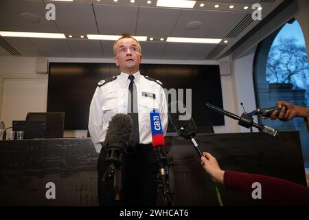 Commandant Jon Savell s'adressant aux médias à Scotland Yard à Londres. Le suspect d'attaque alcaline Abdul Ezedi est soupçonné d'être «entré» dans la Tamise, a déclaré la police métropolitaine. Date de la photo : vendredi 9 février 2024. Banque D'Images