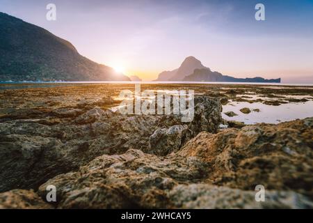 Coucher de soleil à El Nido. Belle île de Cadlao en arrière-plan. Palawan, Philippines. Banque D'Images