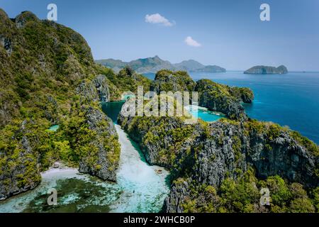 Drone aérien Vue de grandes et petites lagunes turquoise entourée de rochers escarpés, Marine réserve nationale en El Nido, Palawan. Banque D'Images