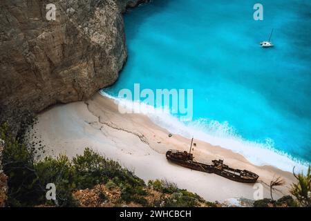 Près de Shipwreck sur la plage de Navagio. Site touristique célèbre sur l'île de Zakynthos, Grèce. Banque D'Images