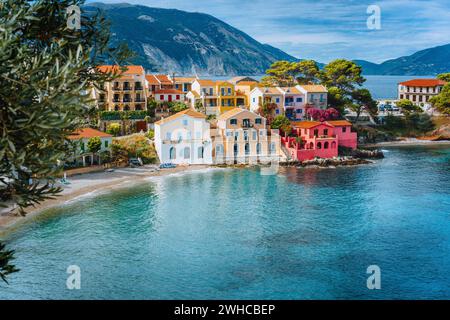 Vacances d'été en Grèce, pittoresque village coloré Assos en Céphalonie. Banque D'Images