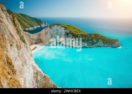 Plage Navagio ou baie Shipwreck avec eau turquoise et plage de galets blancs. Célèbre emplacement. Paysage aérien de l'île de Zakynthos, Grèce. Banque D'Images