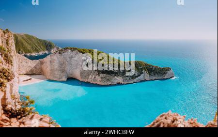 Vue panoramique sur la plage de Navagio, île de Zakynthos, Grèce. Large baie Shipwreck avec eau turquoise et plage de sable blanc. Célèbre site touristique dans le monde. Banque D'Images