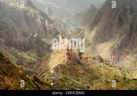 Santo Antao, Cap-Vert. Pic de montagne dans la vallée aride Xo-Xo. Paysages pittoresques impressionnants de la chaîne de montagnes. Banque D'Images